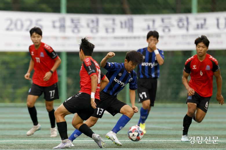 강원 미래고 곽연우가 13일 제천축구센터에서 열린 58회 대통령금배 전국고교축구대회 경기 구리고와의 경기에서 볼경합을 하고 있다.  제천ㅣ문재원 기자