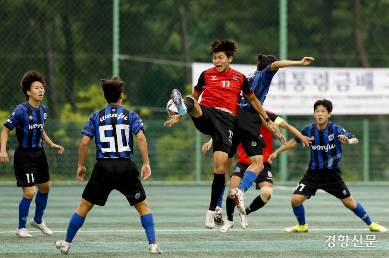 경기 구리고 최영준이 13일 충북 제천축구센터에서 열린 58회 대통령금배 전국고교축구대회 강원 미래고와의 경기에서 볼경합을 하고 있다. 2025.07.13 제천ㅣ문재원 기자
