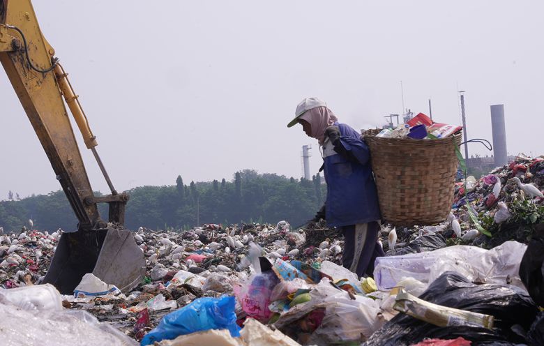 지난 4월24일(현지시간) 인도네시아 그레식 지역의 응기픽(Ngipik) 쓰레기 선별장 옆에서 유윤(48)이 쓰레기를 헤치고 있다. 유혜민 감독 제공