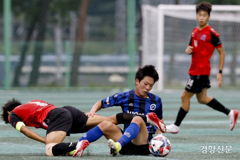 강원 미래고가 13일 제천축구센터에서 열린 58회 대통령금배 전국고교축구대회 경기 구리고와의 경기에서 볼경합을 하고 있다.  제천ㅣ문재원 기자