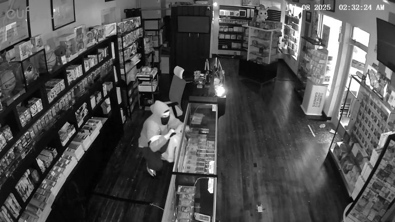 매장 폐쇄회로(CC) TV에 찍힌 포켓몬 카드 강도의 모습. 윌리엄 길모어 페이스북