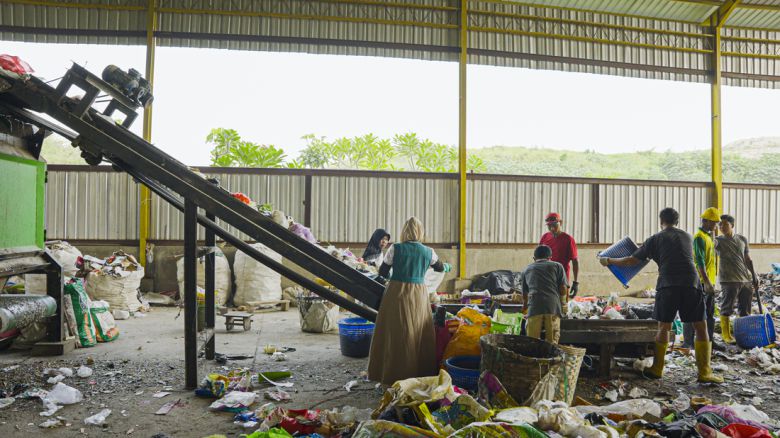 지난달 4월24일 인도네시아 그레식 지역 응기픽 선별장에서 노동자들이 쓰레기를 분류하고 있다. 남성들이 쓰레기를 옮겨오면 주로 여성들이 손으로 쓰레기를 만지며 일했다. 유혜민 감독 제공