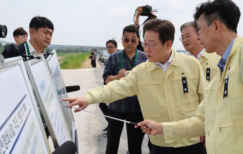 이재명 대통령이 14일 2023년 7월15일 내린 폭우로 침수돼 14명이 사망한 충북 청주시 오송읍 궁평2지하차도에서 미호강 신규제방 현황 브리핑을 받고 있다. 대통령실사진기자단