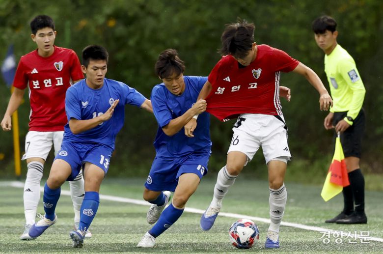 서울 보인고 최해석이 13일 충북 봉양건강축구캠프에서 열린 58회 대통령금배 전국고교축구대회 서울 상문고와의 경기에서 정태영과 볼경합을 하고 있다.  제천ㅣ문재원 기자