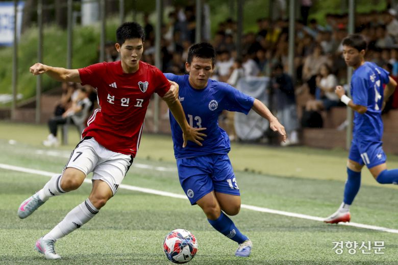 서울 상문고  하선웅이 13일 충북 봉양건강축구캠프에서 열린 58회 대통령금배 전국고교축구대회 서울 보인고와의 경기에서 김서준과 볼경합을 하고 있다. 제천ㅣ문재원 기자