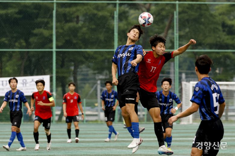 경기 구리고 최영준이 13일 충북 제천축구센터에서 열린 58회 대통령금배 전국고교축구대회 강원 미래고와의 경기에서 볼경합을 하고 있다. 제천ㅣ문재원 기자