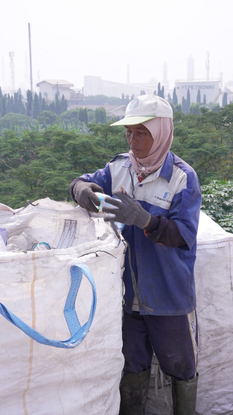 유윤이 쓰레기산 한 편에 놓인 포대 앞에서 모아 온 플라스틱을 정리하고 있다. 유혜민 감독 제공