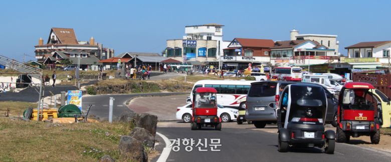 차량 운행 제한이 시행되기 이전인 2015년 우도 내 이륜차와 렌터카 등이 함께 운행하는 모습. 박미라 기자