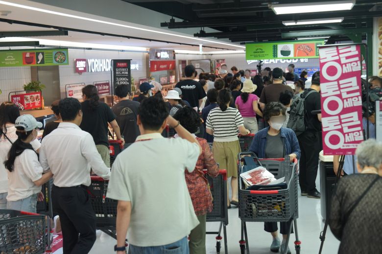 롯데마트 ‘통큰세일’을 찾은 소비자들로 매장이 오전부터 붐비고 있다.  롯데마트 제공