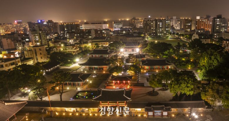 야간개장한 제주목관아 전경. 제주도 제공