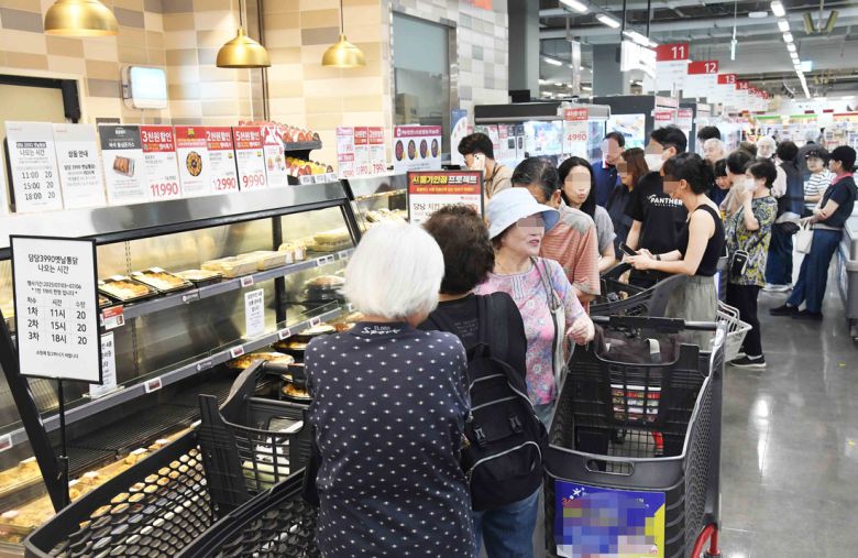 홈플러스를 찾은 고객들이 ‘초저가’ 치킨을 사기 위해 대기하고 있다. 홈플러스 제공