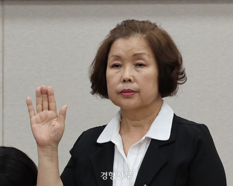 손효숙 리박스쿨 대표(가운데)가 지난 10일 국회 교육위원회에서 열린 리박스쿨 청문회에 출석해 증인선서를 하고 있다. 박민규 선임기자