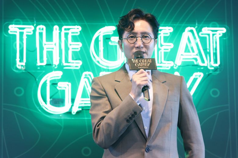 신춘수 오디컴퍼니 대표가 15일 서울 서초구 솔빛섬 무드서울에서 열린 뮤지컬 <위대한 개츠비> 서울 론칭 쇼케이스에서 인사말을 하고 있다.   연합뉴스