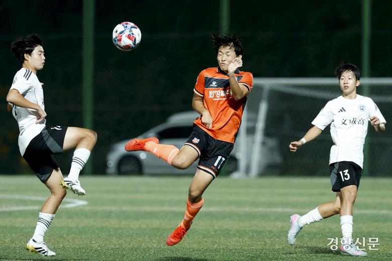 경기화성FC U-18 서지성이 15일 충북 제천 봉양건강축구캠프장에서 열린 제58회 대통령 금배 전국고교축구대회 강원강릉문성고와의 경기에서 볼경합을 하고 있다. 제천 l 문재원 기자