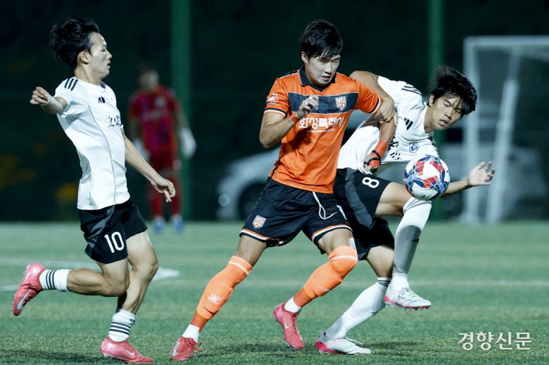 경기화성FC U-18 장민규가 15일 충북 제천 봉양건강축구캠프장에서 열린 제58회 대통령 금배 전국고교축구대회 강원강릉문성고와의 경기에서 볼경합을 하고 있다.  제천 l 문재원 기자