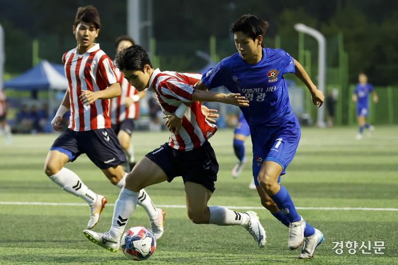 전남영광FCU18 구훈희가 15일 충북 제천 봉양건강축구캠프장에서 열린 제58회 대통령 금배 전국고교축구대회 서울 배재고와의 경기에서 돌파하고 있다. 제천 l 문재원 기자