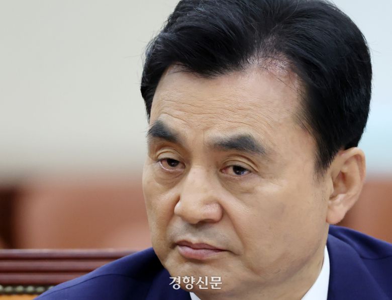 안규백 국방부장관 후보자가 지난 15일 국회 국방위원회 회의실에서 열린 인사청문회에서 무거은 표정으로 질의를 듣고 있다. 박민규 선임기자