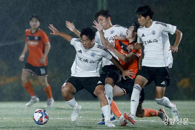 경기화성FC U-18 박수영이 15일 충북 제천 봉양건강축구캠프장에서 열린 제58회 대통령 금배 전국고교축구대회 강원강릉문성고와의 경기에서 돌파하고 있다. 제천 l 문재원 기자