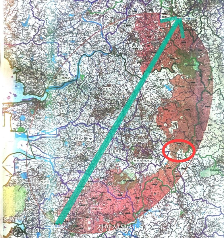 한국전력공사가 ‘345㎸급 신정읍~신계룡 송전선로’를 건설하기 위해 확정한 최적경과대역 사진. 최적경과대역은 지도에서 빨간색으로 색칠된 구간으로,  한전은 이후 이 지역 주민들을 대상으로 2차 입지선정위원회를 구성한 뒤 송전선로를 결정한다. 신정읍에서 출발한 전기는 왼쪽 아래에서 빨간색 구간을 거쳐 신계룡으로 이어진다. 빨간 원 안에 있는 곳이 완주군 소양면이다. 완주군 송전탑 백지화 추진위원회 제공