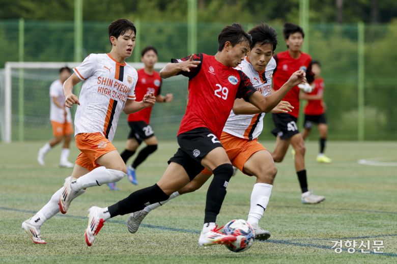 경기 평택JFCU18 백건우가 15일 충북 제천 봉양건강축구캠프장에서 열린 제58회 대통령 금배 전국고교축구대회 충남 신평고와의 경기에서 돌파하고 있다.  제천 l 문재원 기자
