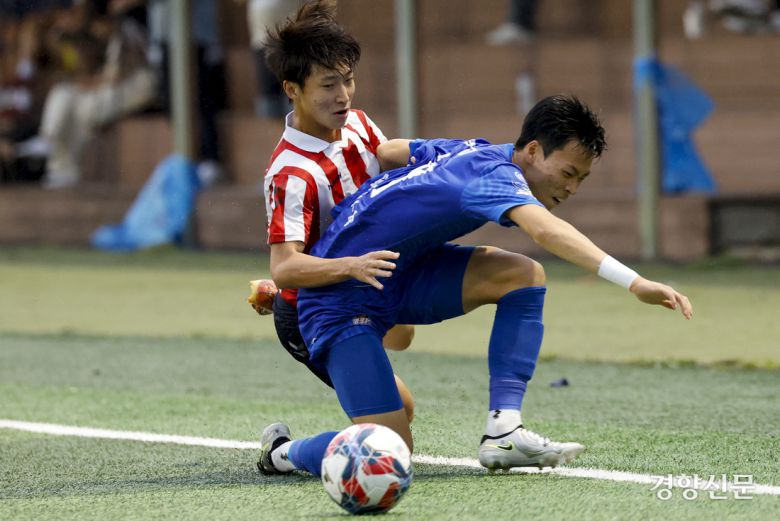 전남영광FCU18 최민수가 15일 충북 제천 봉양건강축구캠프장에서 열린 제58회 대통령 금배 전국고교축구대회 서울 배재고와의 경기에서 볼경합을 하고 있다. 제천 l 문재원 기자