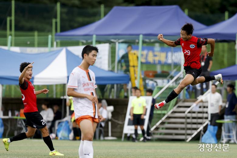 경기 평택JFCU18 백건우가 15일 충북 제천 봉양건강축구캠프장에서 열린 제58회 대통령 금배 전국고교축구대회 충남 신평고와의 경기에서 득점 후 환호하고 있다. 제천 l 문재원 기자