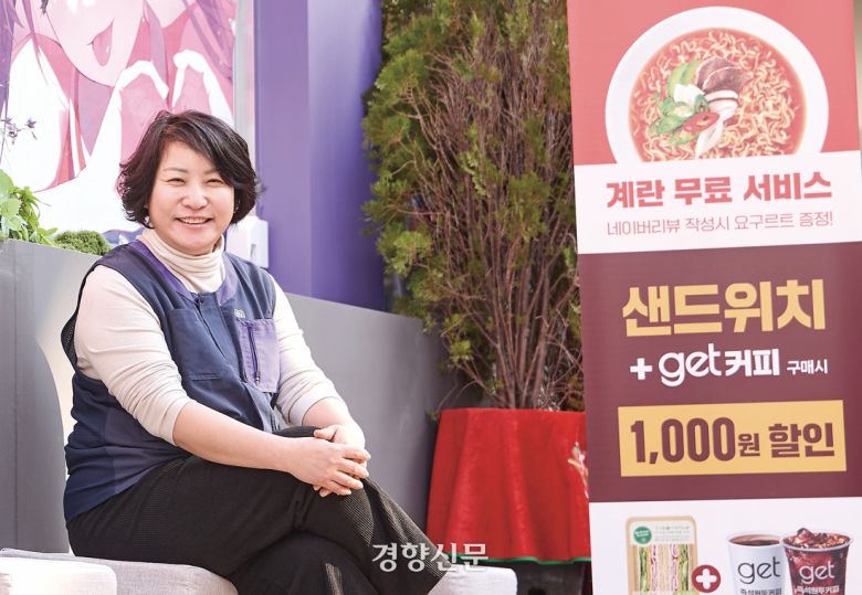 라면을 먹는 고객들에게 밥을 제공하는 서울 강남구 신사동 편의점 점주 이시원씨가 지난 15일 편의점 앞에서 환하게 웃고 있다. 류인하 기자