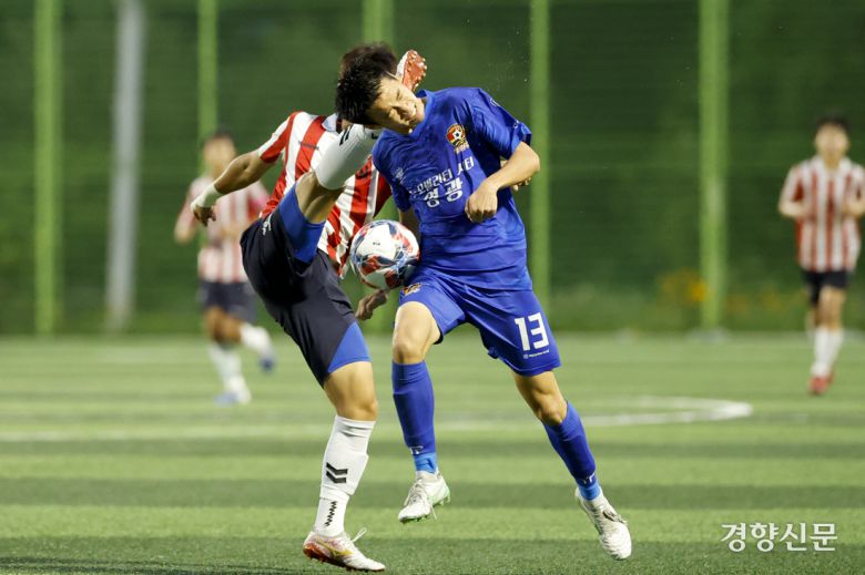 전남영광FCU18 장근호가 15일 충북 제천 봉양건강축구캠프장에서 열린 제58회 대통령 금배 전국고교축구대회 서울 배재고와의 경기에서 볼경합을 하고 있다. 제천 l 문재원 기자