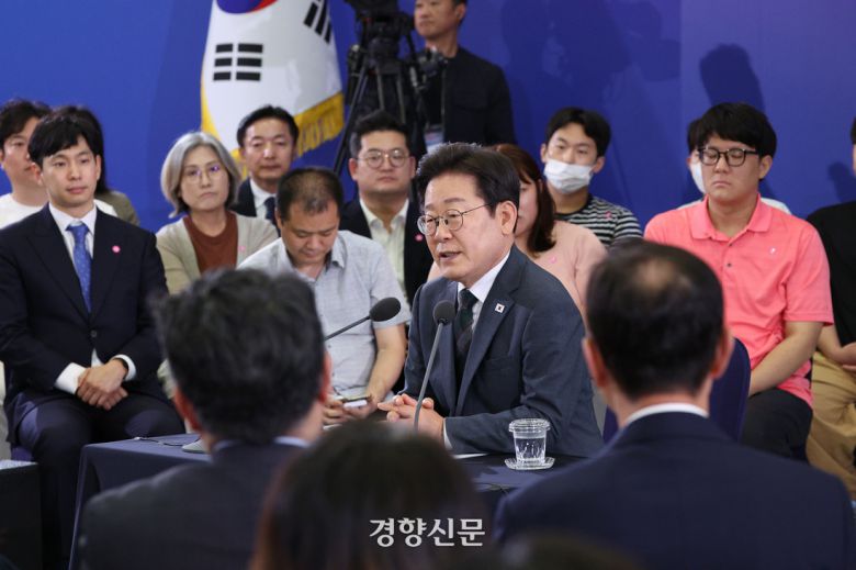 이재명 대통령이 지난 4일 대전 유성구 대전컨벤션센터에서 열린 국민소통 행보, 충청의 마음을 듣다 ‘충청의 꿈 다시 키우다’에서 모두발언을 하고 있다. 대통령실사진기자단
