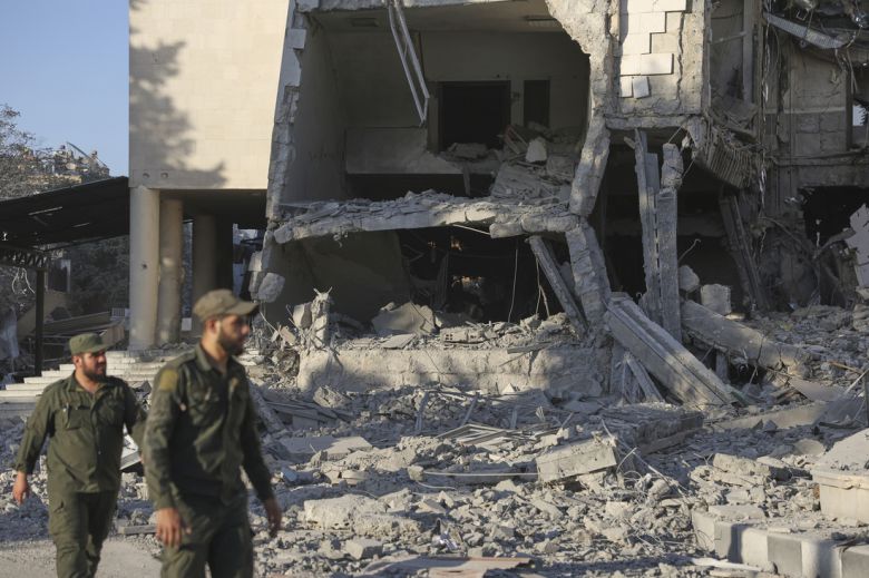 16일(현지시간), 시리아 다마스쿠스에서 여러 차례의 이스라엘 공습으로 파손된 것으로 알려진 시리아 국방부 청사를 군인들이 살펴보고 있다. AP연합뉴스