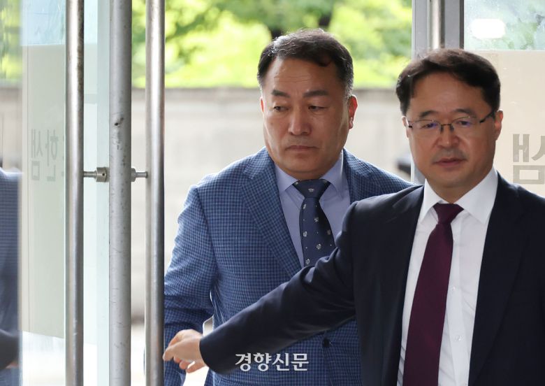 김계환 전 해병대 사령관(왼쪽)이 지난 16일 서울 서초구 채상병 특별검사 사무실에 참고인 신분으로 출석하고 있다. 김창길 기자