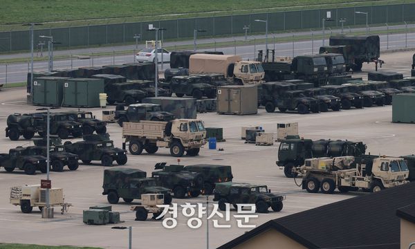 미국 언론이 미 정부가 주한미군 감축을 검토하고 있다고 보도한 지난 5월23일 경기 평택시 주한미군기지 캠프 험프리스에 헬기와 차량 등이 서 있다. 정효진 기자