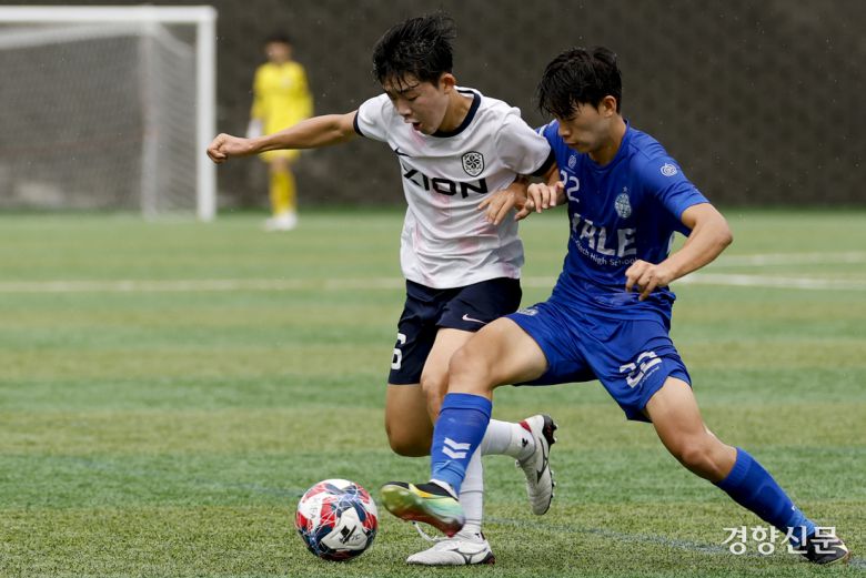 서울더풋볼AU18이 18일 충북 제천축구센터에서 열린 2025 대통령금배 고등 U-17, 2조 조별리그 경북예일메디텍고와의 경기에서 돌파하고 있다.  제천ㅣ문재원 기자