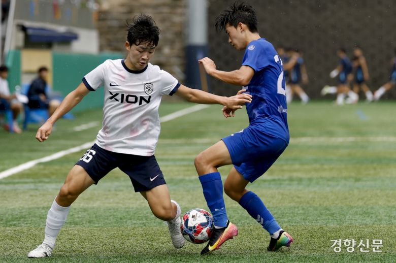 서울더풋볼AU18이 18일 충북 제천축구센터에서 열린 2025 대통령금배 고등 U-17, 2조 조별리그 경북예일메디텍고와의 경기에서 돌파하고 있다.  제천ㅣ문재원 기자