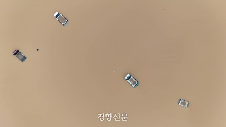 이틀 사이 비가 520㎜ 가량 쏟아진 충남 서산시 석림동 청지천 일대에서 차량들이 물에 잠겨 있다 . 성동훈 기자