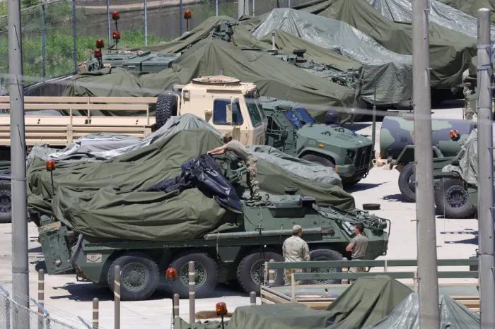 10일 오후 경기 동두천시 주한미군 기지에서 미군 스트라이커 장갑차가 대기하고 있다. 연합뉴스