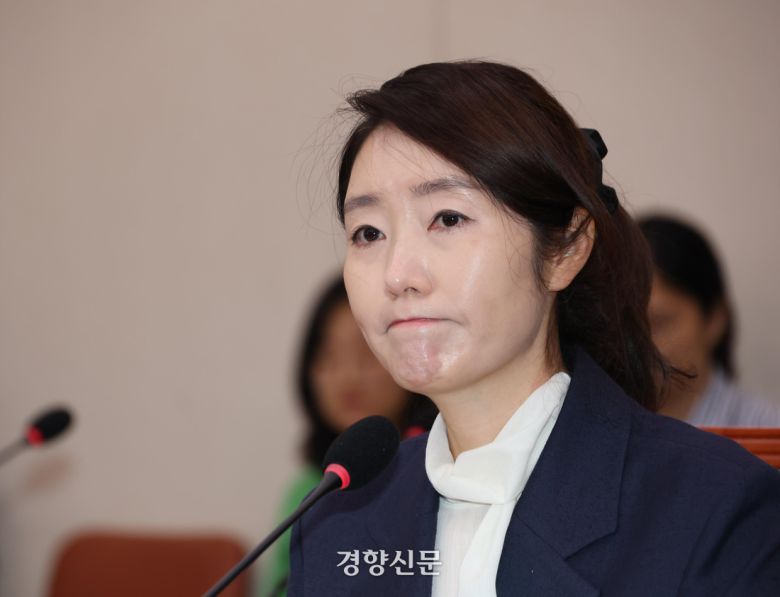 강선우 여성가족부 장관 후보자가 14일 국회 여성가족위원회에서 열린 인사청문회에서 의원 질의를 듣고 있다. 권도현 기자