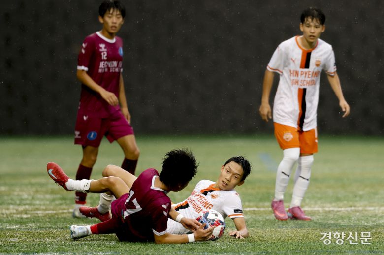 충북제천제일고가 18일 충북 제천축구센터에서 열린 2025 대통령금배 고등 U-17, 3조 조별리그 충남신평고와의 경기에서 볼경합을 하고 있다.  제천ㅣ문재원 기자