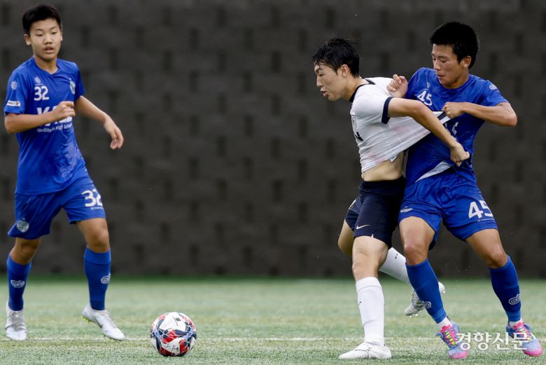 서울더풋볼AU18이 18일 충북 제천축구센터에서 열린 2025 대통령금배 고등 U-17, 2조 조별리그 경북예일메디텍고와의 경기에서 돌파하고 있다. 제천ㅣ문재원 기자