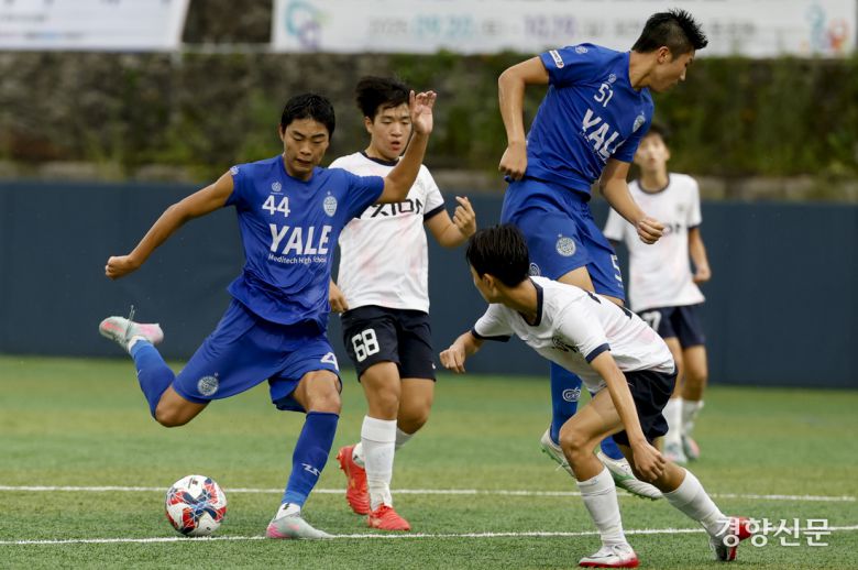 경북예일메디텍고가 18일 충북 제천축구센터에서 열린 2025 대통령금배 고등 U-17, 2조 조별리그 서울더풋볼AU18과의 경기에서 득점하고 있다.  제천ㅣ문재원 기자