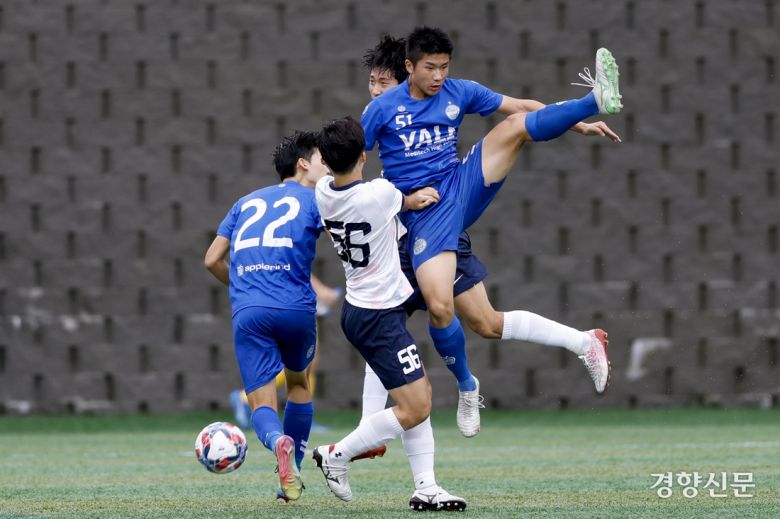 서울더풋볼AU18이 18일 충북 제천축구센터에서 열린 2025 대통령금배 고등 U-17, 2조 조별리그 경북예일메디텍고와의 경기에서 볼경합을 하고 있다. 제천ㅣ문재원 기자