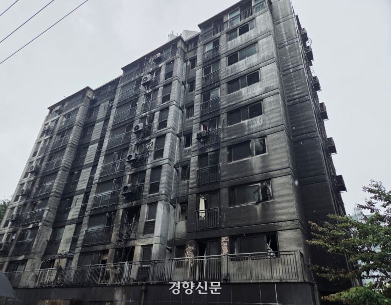 18일 경기 광명시 소하동의 A아파트가 검게 그을려 있다. 김태희기자