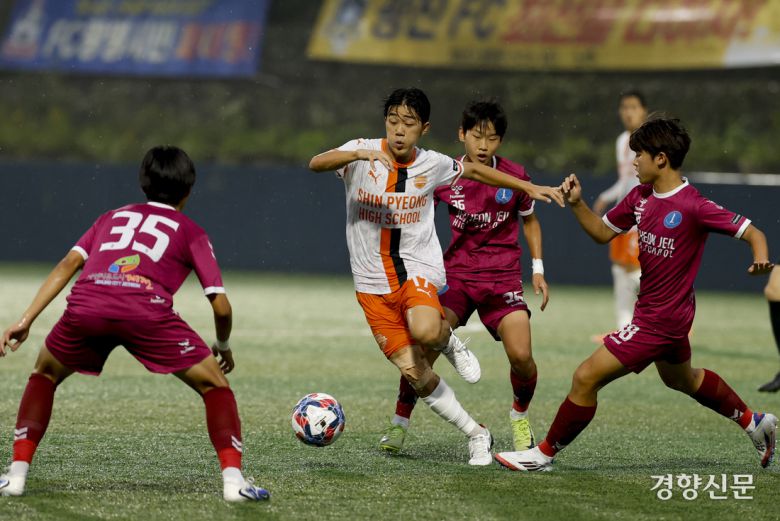 충남신평고가 18일 충북 제천축구센터에서 열린 2025 대통령금배 고등 U-17, 3조 조별리그 충북제천제일고와의 경기에서 볼경합을 하고 있다.  제천ㅣ문재원 기자