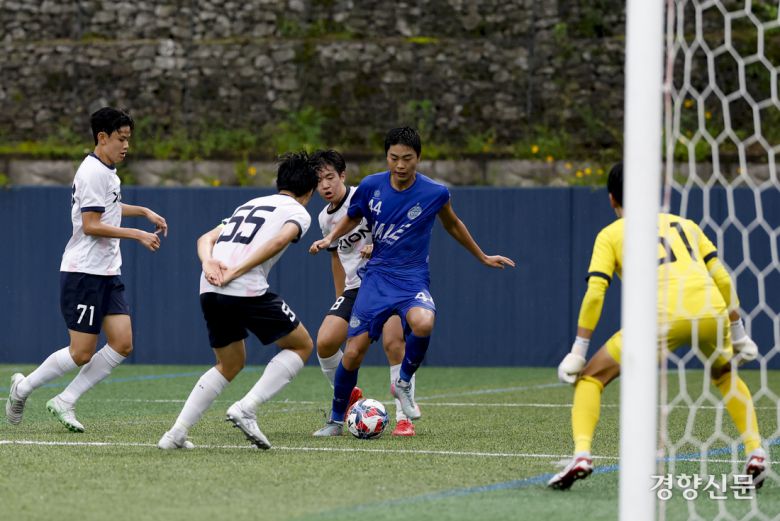 경북예일메디텍고가 18일 충북 제천축구센터에서 열린 2025 대통령금배 고등 U-17, 2조 조별리그 서울더풋볼AU18과의 경기에서 볼경합을 하고 있다.  제천ㅣ문재원 기자