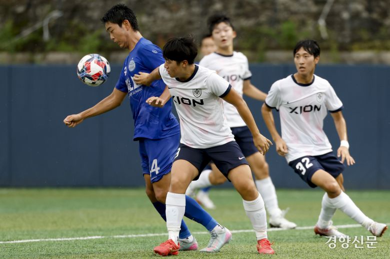 경북예일메디텍고가 18일 충북 제천축구센터에서 열린 2025 대통령금배 고등 U-17, 2조 조별리그 서울더풋볼AU18과의 경기에서 돌파하고 있다.  제천ㅣ문재원 기자