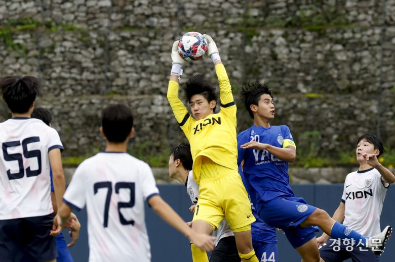서울더풋볼AU18 골키퍼가 18일 충북 제천축구센터에서 열린 2025 대통령금배 고등 U-17, 2조 조별리그 경북예일메디텍고와의 경기에서 선방하고 있다. 제천ㅣ문재원 기자