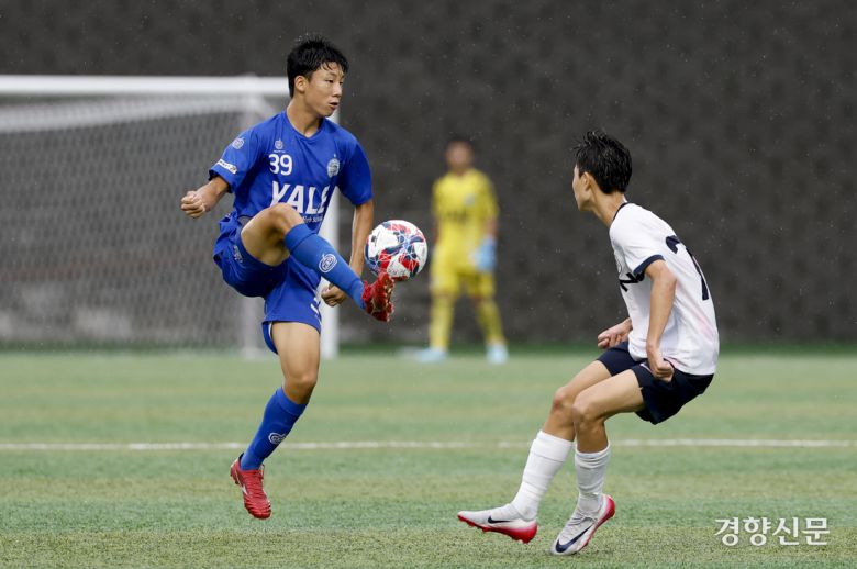 경북예일메디텍고가 18일 충북 제천축구센터에서 열린 2025 대통령금배 고등 U-17, 2조 조별리그 서울더풋볼AU18과의 경기에서 볼경합을 하고 있다. 제천ㅣ문재원 기자