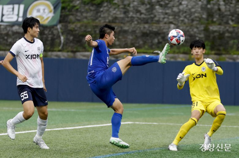 경북예일메디텍고가 18일 충북 제천축구센터에서 열린 2025 대통령금배 고등 U-17, 2조 조별리그 서울더풋볼AU18과의 경기에서 슛팅하고 있다.  제천ㅣ문재원 기자