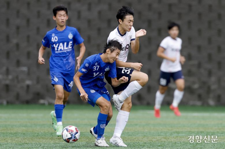 서울더풋볼AU18이 18일 충북 제천축구센터에서 열린 2025 대통령금배 고등 U-17, 2조 조별리그 경북예일메디텍고와의 경기에서 볼경합을 하고 있다.  제천ㅣ문재원 기자