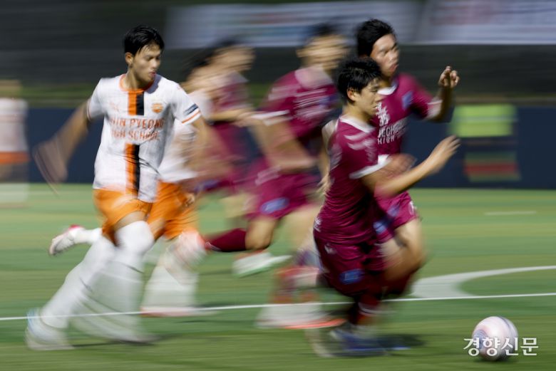 충북제천제일고가 18일 충북 제천축구센터에서 열린 2025 대통령금배 고등 U-17, 3조 조별리그 충남신평고와의 경기에서 볼경합을 하고 있다. 제천ㅣ문재원 기자